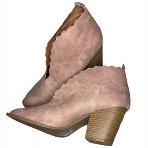 Qupid Blush Scalloped V-Cut Ankle Booties Sz 7.5